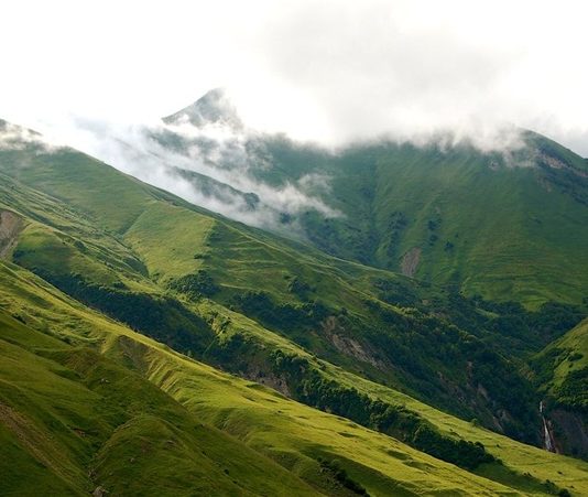Oset mutfağı, Kuzey Kafkasya bölgesinde, özellikle Osetya’da yüzyıllar boyunca şekillenen zengin bir gastronomi kültürüne sahiptir. Bölgenin dağlık yapısı, soğuk iklimi ve yerel tarım ürünleri, mutfağın temelini oluşturmuştur. Oset yemekleri, hem besleyici hem de dayanıklılık sağlayan bir nitelik taşır. Bu mutfak, Oset halkının kültürel kimliğini sofralara taşır ve geleneksel yaşamla iç içe gelişmiştir. Konulu bir haber görseli.
