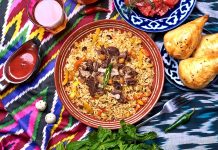 Özbekistan mutfağı, Orta Asya’nın bereketli topraklarında, tarih boyunca farklı kültürlerin etkisiyle şekillenmiş zengin bir gastronomi mirasına sahiptir. İpek Yolu’nun kesişim noktalarından biri olan Özbekistan, hem Doğu hem de Batı mutfak geleneklerini harmanlamış, yemek kültürünü çeşitlendirmiştir. Et ve tahıllar, mutfağın temelini oluştururken; baharatlar ve taze sebzeler, yemeklere özgün tat ve aroma kazandırır. Konulu bir haber görseli.