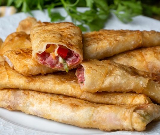 Paçanga Böreği: Türk Mutfağının Pratik ve Lezzetli Atıştırmalığı Paçanga böreği, hem ev kullanıcılarına hem de restoranlara pratik bir çözüm sunuyor. Sofralardaki bu lezzet, hem kahvaltılarda hem de özel davetlerde sunulabiliyor.