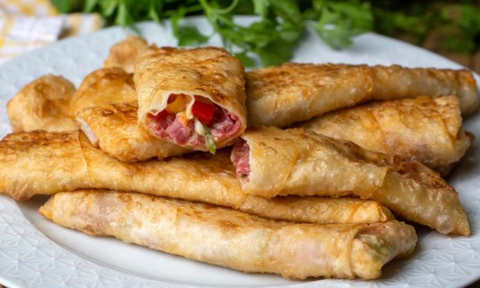 Pacanga-Boregi-Turk-Mutfaginin-Pratik-ve-Lezzetli-Atistirmaligi Paçanga böreği, hem ev kullanıcılarına hem de restoranlara pratik bir çözüm sunuyor. Sofralardaki bu lezzet, hem kahvaltılarda hem de özel davetlerde sunulabiliyor.