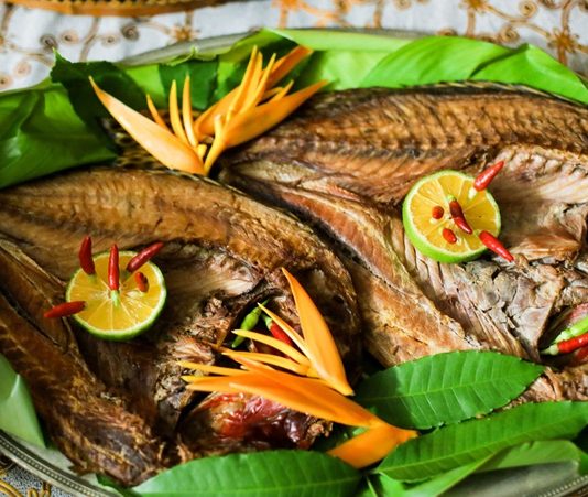Palau Mutfağı Palau Mutfağı, Pasifik Okyanusu’nda yer alan Palau Cumhuriyeti’nin zengin kültürel ve doğal kaynaklarını sofralara taşıyan eşsiz bir gastronomi anlayışına sahiptir. Ada halkı yüzyıllar boyunca denizden ve tropikal ormanlardan elde ettiği ürünlerle kendine özgü yemekler geliştirmiştir. Balık ve deniz ürünleri, kök sebzeler, tropikal meyveler ve hindistancevizi, Palau mutfağının temel taşlarını oluşturur. Konulu bir haber görseli.