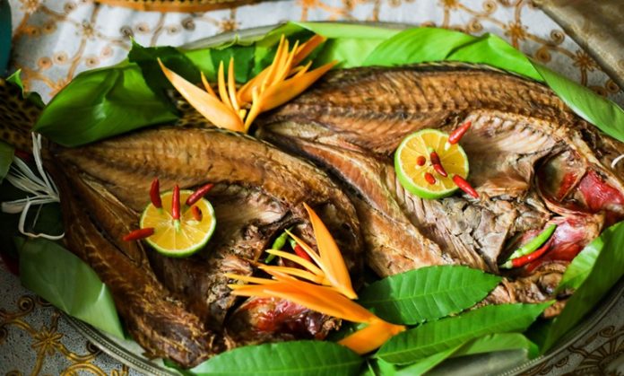 Palau Mutfağı, Pasifik Okyanusu’nda yer alan Palau Cumhuriyeti’nin zengin kültürel ve doğal kaynaklarını sofralara taşıyan eşsiz bir gastronomi anlayışına sahiptir. Ada halkı yüzyıllar boyunca denizden ve tropikal ormanlardan elde ettiği ürünlerle kendine özgü yemekler geliştirmiştir. Balık ve deniz ürünleri, kök sebzeler, tropikal meyveler ve hindistancevizi, Palau mutfağının temel taşlarını oluşturur. Konulu bir haber görseli.