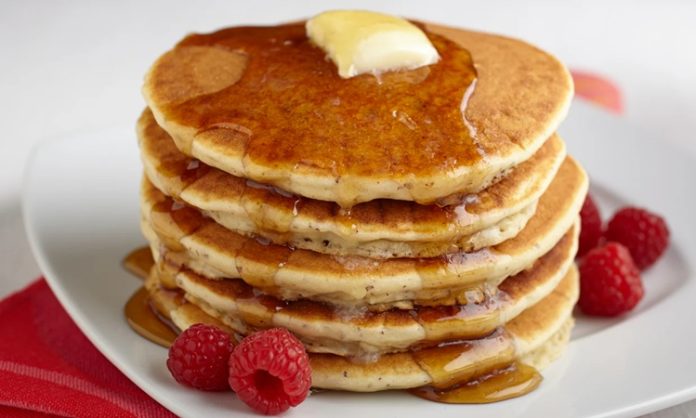 Pancake-Kahvalti-Sofralarinin-Renkli-ve-Lezzetli-Secenegi Pancake, görselliği ve lezzetiyle öne çıkar. Ev yapımı tarifler, restoran ve kafelerde sunulan seçeneklerden farklı olarak taze ve doğal malzemelerle hazırlanır.