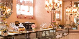 Pastane tatlıları, hem geleneksel hem de modern lezzetleriyle mutfakların vazgeçilmezidir. Her biri özenle hazırlanmış bu tatlılar, sadece damağınızı şenlendirmekle kalmaz, aynı zamanda görsellikleriyle de dikkat çeker. Türkiye’de pastane kültürü, özellikle bayramlarda, özel günlerde ve hafta sonu kahve sohbetlerinde büyük bir yer tutar. İnsanlar sevdiklerine tatlı ikram etmek için pastaneye uğrar, farklı tatları deneyimlemekten keyif alır. Konulu bir haber görseli.