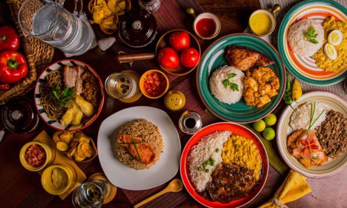 Peru Mutfağı Peru mutfağı, Güney Amerika’nın en dikkat çekici gastronomi kültürlerinden biridir. Sahip olduğu eşsiz lezzet çeşitliliği, ülkenin coğrafi yapısı ve tarih boyunca aldığı kültürel etkilerle şekillenmiştir. Pasifik kıyılarından Amazon ormanlarına, yüksek And Dağları’ndan verimli vadilere kadar uzanan geniş coğrafya, Peru yemekleri için benzersiz malzemeler sunar. Ülkenin mutfağı, yerli halkın geleneksel tarifleri, İspanyol sömürge döneminde gelen yemek kültürü ve Asya ile Afrika’dan gelen göçmenlerin katkılarıyla gelişmiştir. Konulu bir haber görseli.