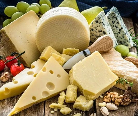 Peynir, insanlık tarihinin en eski besinlerinden biridir ve dünya çapında binlerce farklı çeşidi bulunur. İlk olarak sütü koruma ve saklama yöntemlerinden biri olarak ortaya çıkan peynir, zamanla bir lezzet ve kültür öğesine dönüşmüştür. Mezopotamya’dan Antik Yunan’a, Orta Çağ Avrupa’sından Anadolu topraklarına kadar uzanan bu serüven, peynirin sadece bir gıda değil aynı zamanda bir yaşam biçimi olduğunu da gösterir. Konulu bir haber görseli.