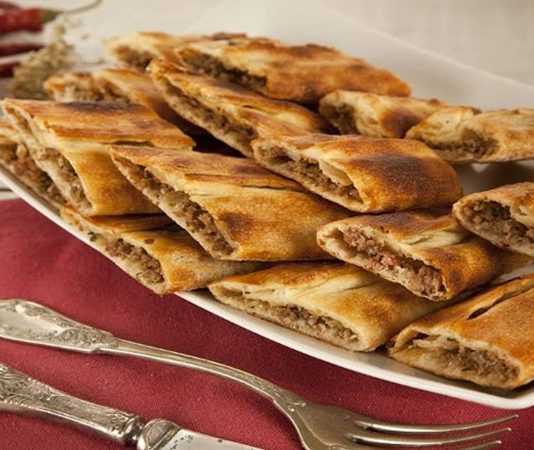Pide Türk Mutfağının Vazgeçilmez Lezzeti Pide sadece bir yiyecek olarak değil, aynı zamanda kültürel bir miras olarak da değerlidir. Bayram sofralarında, Ramazan aylarında ve özel günlerde pide tüketmek bir gelenek haline gelmiştir.