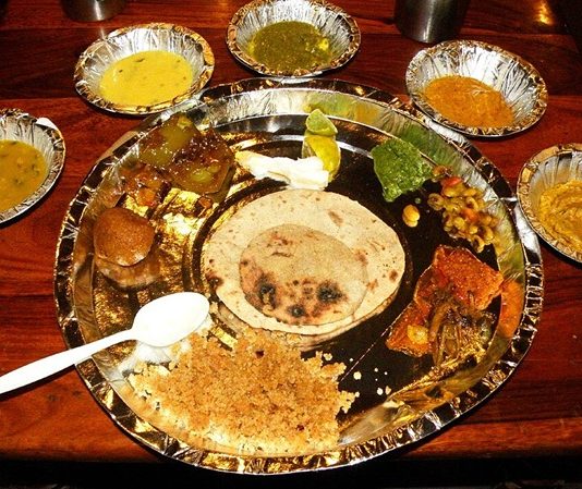 Rajasthani Mutfağı Rajasthani Mutfağı, Hindistan’ın batısında yer alan Rajasthan bölgesine özgü, zengin ve aromatik bir yemek kültürünü temsil eder. Çöl iklimi ve kısıtlı su kaynakları, mutfağın şekillenmesinde belirleyici olmuştur. Bölge halkı, uzun süre dayanabilecek yemekler ve saklama teknikleri geliştirmiştir. Konulu bir haber görseli.