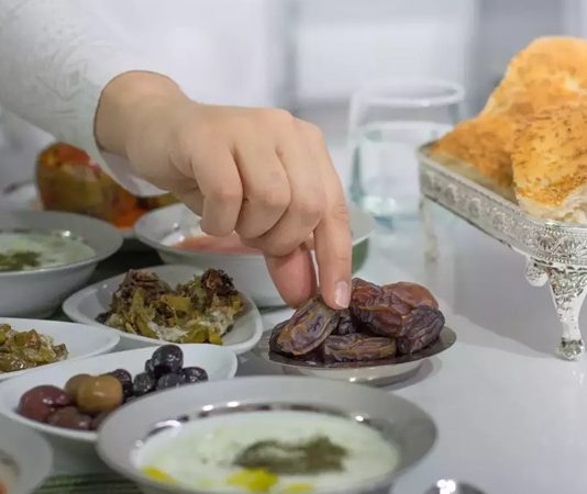 Ramazan ayı, İslam dünyasında sadece oruç tutma değil, aynı zamanda bir araya gelme, paylaşma ve dayanışma zamanıdır. Bu kutsal ayda hazırlanan Ramazan sofrası, ailelerin, dostların ve komşuların bir araya gelerek birlikte vakit geçirdiği, sıcak sohbetlerin ve bereketli yemeklerin tadını çıkardığı önemli bir anıdır. Ramazan sofraları, her yıl yeniden şekillenen geleneklerin, kültürel mirasın ve toplumsal bağların en güzel şekilde ifade bulduğu bir yerdir. Konulu bir haber görseli.