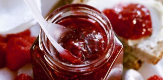 Reçel, taze meyvelerin şekerle kaynatılması ile hazırlanır. Kaynatma süresi ve kullanılan meyve türü, reçelin rengini, dokusunu ve aromasını belirler.