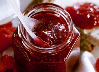 Reçel, taze meyvelerin şekerle kaynatılması ile hazırlanır. Kaynatma süresi ve kullanılan meyve türü, reçelin rengini, dokusunu ve aromasını belirler.