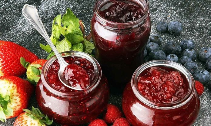 Kahvaltı kültürünün vazgeçilmez parçalarından biri olan reçel ve bal, hem besleyici değerleri hem de lezzetleriyle sofralarda özel bir yere sahiptir. Anadolu mutfağında asırlardır var olan bu tatlı lezzetler, sadece sabah öğünlerinde değil, günün farklı saatlerinde de tüketilir. Her ikisi de doğal ve uzun süre saklanabilir özellikleriyle yüzyıllardır mutfaklarda yerini korur. Konulu bir haber görseli.