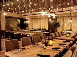 Bir restoranın başarısını sadece yemeklerinin lezzeti ya da menüsünün çeşitliliği belirlemez. Restoran dekoru, mekânın kimliğini oluşturan en güçlü unsurlardan biridir. İnsanlar bir mekâna girdiklerinde ilk olarak ambiyansı fark ederler ve bu deneyim onların yemek algısını doğrudan etkiler. Bu nedenle doğru seçilmiş dekoratif ögeler, mekânın atmosferini güçlü kılarak müşterilerin daha fazla vakit geçirmesini sağlar. Konulu bir haber görseli