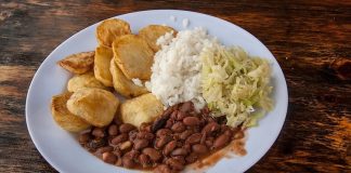 Ruanda Mutfağı Ruanda mutfağı, Doğu Afrika’nın en özgün ve zengin gastronomik kültürlerinden biridir. Ülkenin coğrafi yapısı, verimli tarım alanları ve tropikal iklimi, Ruanda yemeklerinin çeşitliliğini artırır. Bu mutfak, tarih boyunca farklı toplulukların ve kültürlerin etkisiyle şekillenmiş olup hem yerel hem de bölgesel tatları bir araya getirir. Konulu bir haber görseli.