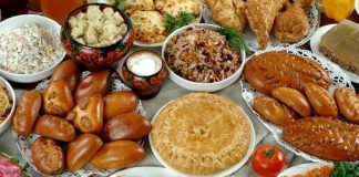 Rus Mutfağı Rus mutfağı, Avrupa ve Asya’nın kesişim noktasında yer alan bu geniş coğrafyanın kültürel ve iklimsel çeşitliliğini yansıtan eşsiz bir gastronomi deneyimidir. Tarih boyunca farklı etnik grupların etkisiyle şekillenen bu mutfak, hem doyurucu hem de lezzet açısından oldukça zengindir. Özellikle soğuk iklim koşullarına uygun yemekler, ağır ve besleyici tariflerle öne çıkar. Rus yemekleri, patates, lahana, et ve süt ürünlerinin ustaca kombinasyonlarıyla hazırlanır ve her lokmada geleneksel bir tat sunar. Konulu bir haber görseli.