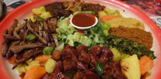 Sahraaltı Afrika Mutfağı, kıtanın güneyinden ekvatora kadar uzanan geniş coğrafyanın etkisiyle oluşmuş zengin bir kültürel mirastır. Bölgedeki farklı etnik gruplar, tarih boyunca kendi geleneklerini yemek kültürüne yansıtmış ve ortaya özgün tarifler çıkarmıştır. Bu mutfak, hem doğal kaynakların hem de tarımsal çeşitliliğin bir yansımasıdır. Yerel sebzeler, tahıllar, tropikal meyveler ve et çeşitleri, Sahraaltı Afrika yemeklerinin temelini oluşturur. Konulu bir haber görseli.