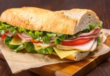 Günlük hayatın vazgeçilmez atıştırmalıkları arasında yer alan sandviç, hem pratik hazırlanışı hem de sınırsız malzeme kombinasyonlarıyla dünya mutfağında önemli bir yere sahiptir. Kahvaltıdan öğle yemeğine, akşam atıştırmalıklarından gece kaçamaklarına kadar günün her anına uyum sağlayan bu lezzet, kültürden kültüre farklı yorumlarla sofralarda yer bulur. Konulu bir haber görseli.