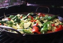 Günümüzde sağlıklı beslenmeye verilen önem her geçen gün artıyor ve sebze yemekleri sofraların vazgeçilmez bir parçası haline geliyor. Özellikle sebzeyi tavada çevirme yöntemi, hem pratikliği hem de sağlıklı sonuçlarıyla öne çıkıyor. Bu yöntem sayesinde sebzeler kısa sürede pişiyor, lezzetlerini kaybetmiyor ve besin değerleri korunmuş oluyor. Pişirme süresinin kısa olması, sebzelerin vitamin ve minerallerinin büyük ölçüde korunmasını sağlıyor. Konulu bir haber görseli.