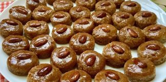 Şerbetli Tatlılar Türk Mutfağının Vazgeçilmez Lezzetleri Şerbetli tatlılar, Türk mutfağının asırlardır sofralardaki en tatlı misafirleri olarak bilinir. Osmanlı’dan günümüze uzanan bu lezzet kültürü, hem özel günlerde hem de günlük sofralarda kendine yer bulur. İftar sofralarından düğün yemeklerine, bayram ikramlarından günlük tatlı keyiflerine kadar birçok alanda tercih edilen bu tatlılar, zengin çeşitleri ve kendine has aromalarıyla damaklarda unutulmaz bir tat bırakır. Şeker, un, irmik, yağ ve bolca sevgiyle hazırlanan şerbetli tatlı tarifleri, kuşaktan kuşağa aktarılan mutfak geleneğimizin önemli bir parçasıdır. Konulu bir haber görseli.