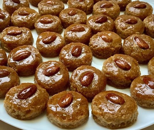 Şerbetli tatlılar, Türk mutfağının asırlardır sofralardaki en tatlı misafirleri olarak bilinir. Osmanlı’dan günümüze uzanan bu lezzet kültürü, hem özel günlerde hem de günlük sofralarda kendine yer bulur. İftar sofralarından düğün yemeklerine, bayram ikramlarından günlük tatlı keyiflerine kadar birçok alanda tercih edilen bu tatlılar, zengin çeşitleri ve kendine has aromalarıyla damaklarda unutulmaz bir tat bırakır. Şeker, un, irmik, yağ ve bolca sevgiyle hazırlanan şerbetli tatlı tarifleri, kuşaktan kuşağa aktarılan mutfak geleneğimizin önemli bir parçasıdır. Konulu bir haber görseli.