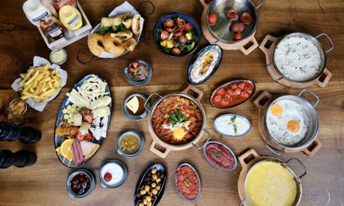 Serpme-Kahvaltinin-Lezzetli-Dunyasi-ve-Sofralara-Katkisi Serpme kahvaltı, zamanla modern restoranlarda da popülerleşmiş ve şehir yaşamının ayrılmaz bir parçası haline gelmiştir.