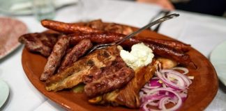 Sırbistan mutfağı, Balkanlar’ın zengin tarihinden beslenen ve farklı kültürlerin etkisiyle şekillenen bir yemek geleneğine sahiptir. Osmanlı, Avusturya-Macaristan ve yerel Balkan kültürlerinin etkisi, Sırp yemeklerini benzersiz kılan temel unsurlardır. Sırbistan yemekleri, genellikle et, peynir, sebze ve hamur işleri üzerine kuruludur. Sofralarda sıkça görülen ćevapi ve sarma, mutfağın en bilinen örneklerindendir. Ćevapi, küçük köfte benzeri et ürünleri olarak, akşam yemeklerinde tercih edilirken, sarma ise lahana yaprağı ile yapılan dolmalar olarak öne çıkar. Konulu bir haber görseli.