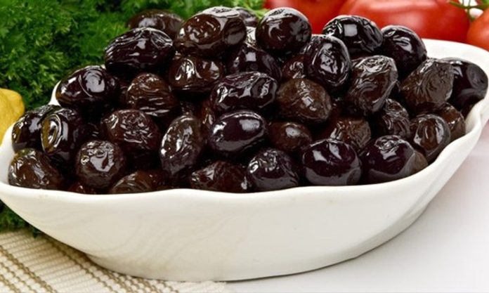Siyah-Zeytin-Sofralarin-Olmazsa-Olmaz-Lezzeti Siyah zeytin, hafif tuzlu ve karakteristik aromasıyla yemeklerde ve mezelerde geniş kullanım alanı bulur.