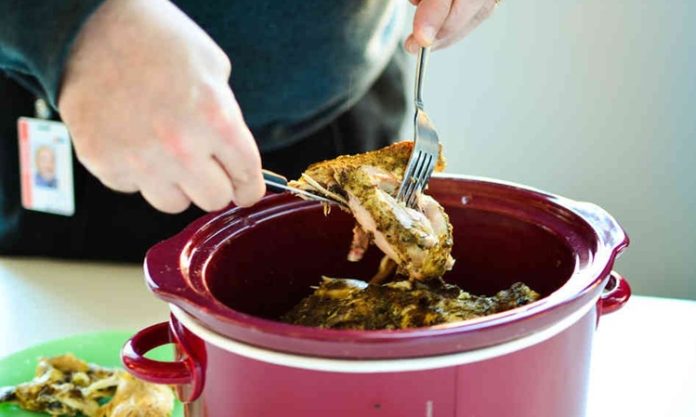 Slow Cooking Yavaş Pişirme İle Lezzet ve Sağlık Buluşuyor Yavaş pişirme, hem sağlıklı hem de lezzetli yemekler hazırlamak isteyenler için son yıllarda giderek daha popüler hale gelmiştir. İngilizce adıyla slow cooking, düşük ısıda uzun süre pişirme yöntemidir ve genellikle özel slow cooker cihazlarıyla uygulanır. Bu yöntem, yemeklerin aromasını ve besin değerini korurken, yoğun lezzetler ortaya çıkarır. Konulu bir haber görseli.