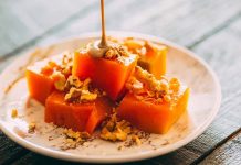 Kabak tatlısı, Türk mutfağının en sevilen ve en geleneksel tatlılarından biridir. Özellikle sonbahar ve kış aylarında sofralarda sıkça yer alan bu tatlı, hem hafifliği hem de doğal tatlılığı ile dikkat çeker. Kabak tatlısı, sade malzemelerle hazırlanmasına rağmen, lezzetiyle misafirlerin ve ailelerin beğenisini kazanır. Sofralarda kabak tatlısının bulunması, geleneksel tatlı kültürünü yaşatmak ve mevsim sebzelerinin en güzel şekilde değerlendirilmesini sağlamak adına önemlidir. Konulu bir haber görseli.