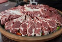 Kuzu eti, Türk mutfağında uzun yıllardır özel bir yere sahip olan ve sofraların vazgeçilmez lezzetlerinden biridir. Doğal yapısı, yumuşak dokusu ve kendine özgü aromasıyla kuzu eti, hem günlük yemeklerde hem de özel günlerde sıkça tercih edilir. Sağlıklı beslenme açısından da önemli olan kuzu eti, yüksek protein içeriği ve zengin vitamin-mineral dengesiyle mutfakların baş tacıdır. Sofralarda kuzu eti, hem geleneksel tariflerle hem de modern dokunuşlarla sunulur. Konulu bir haber görseli.