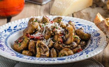 Mantar yemekleri, son yıllarda sofraların gözde lezzetlerinden biri haline gelmiştir. Hem besleyici hem de lezzetli olmaları sebebiyle farklı mutfak kültürlerinde sıkça kullanılır. Türkiye’de özellikle sonbahar ve kış aylarında mantar sezonunun açılmasıyla sofralar renklenir. Mantar, sağlıklı yaşam trendlerinin yükselişiyle de popülerliğini artırmış, yemeklerde yaratıcı tariflerle kendine yer bulmuştur. Sofralarda mantar yemeklerinin varlığı, hem ana yemeklerin hem de ara sıcakların çeşitlenmesini sağlar. Konulu bir haber görseli.