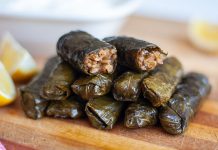 Türk mutfağının en sevilen yemeklerinden olan sarma ve dolma, sofraların baş tacı olarak her dönemde yerini korur. Hem etli hem zeytinyağlı çeşitleriyle geniş bir yelpazeye sahip olan sarma ve dolma, kültürel mirasın lezzetli temsilcilerindendir. Genellikle üzüm yaprağı, lahana, biber, patlıcan gibi sebzeler kullanılarak hazırlanan bu yemekler, farklı iç harçlarıyla sofralara çeşitlilik ve zenginlik katar. Sofralarda sarma ve dolma, misafir sofralarında, özel günlerde ve günlük öğünlerde sıkça tercih edilir. Konulu bir haber görseli.