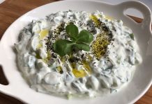 Yoğurt, hem Türk mutfağının hem de dünya mutfaklarının vazgeçilmez besinlerinden biridir. Fermente süt ürünü olarak sindirimi kolaylaştırması ve sağlık faydalarıyla öne çıkan yoğurt, sofralarda meze ve yemek olarak geniş bir kullanım alanı bulur. Sofralarda yoğurtlu meze ve yemekler, hafif ama doyurucu yapılarıyla her mevsim tercih edilir. Yoğurdun serinletici ve ferahlatıcı etkisi, özellikle yaz sofralarında sıklıkla yer almasını sağlar. Konulu bir haber görseli.