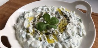 Yoğurt, hem Türk mutfağının hem de dünya mutfaklarının vazgeçilmez besinlerinden biridir. Fermente süt ürünü olarak sindirimi kolaylaştırması ve sağlık faydalarıyla öne çıkan yoğurt, sofralarda meze ve yemek olarak geniş bir kullanım alanı bulur. Sofralarda yoğurtlu meze ve yemekler, hafif ama doyurucu yapılarıyla her mevsim tercih edilir. Yoğurdun serinletici ve ferahlatıcı etkisi, özellikle yaz sofralarında sıklıkla yer almasını sağlar. Konulu bir haber görseli.