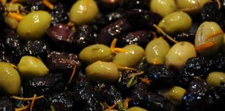 Zeytin, Akdeniz mutfağının en önemli ve en eski besinlerinden biri olarak sofralarda vazgeçilmez bir yer tutar. Hem sofralık olarak hem de zeytinyağı yapımında kullanılan zeytin, çeşitliliğiyle de dikkat çeker. Türkiye’de özellikle Ege, Marmara ve Akdeniz bölgelerinde yetişen birçok zeytin türü bulunur. Sofralarda zeytin çeşitleri, farklı tat ve aromalarıyla hem damak tadını zenginleştirir hem de kültürel bir miras olarak nesilden nesile aktarılır. Konulu bir haber görseli.