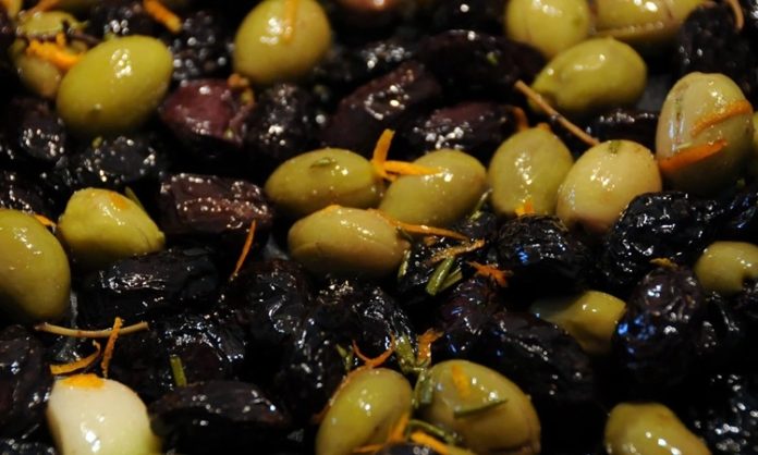 Sofralarda Zeytin Çeşitleri Ve Lezzet Dünyası Zeytin, Akdeniz mutfağının en önemli ve en eski besinlerinden biri olarak sofralarda vazgeçilmez bir yer tutar. Hem sofralık olarak hem de zeytinyağı yapımında kullanılan zeytin, çeşitliliğiyle de dikkat çeker. Türkiye’de özellikle Ege, Marmara ve Akdeniz bölgelerinde yetişen birçok zeytin türü bulunur. Sofralarda zeytin çeşitleri, farklı tat ve aromalarıyla hem damak tadını zenginleştirir hem de kültürel bir miras olarak nesilden nesile aktarılır. Konulu bir haber görseli.