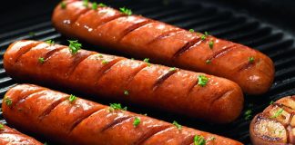 Sosisli kahvaltı, temel olarak sosis dilimlerinin tavada veya fırında pişirilmesiyle hazırlanır. Üzerine yumurta eklenerek daha doyurucu bir öğün oluşturulabilir.