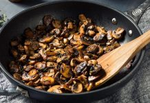 Soteleme, yemek pişirme teknikleri arasında en hızlı ve pratik yöntemlerden biridir. Soteleme yöntemi, yiyeceklerin az miktarda yağ veya yağsız olarak, yüksek sıcaklıkta hızlıca pişirilmesini ifade eder. Bu teknik, sebzeler, etler, tavuk ve deniz ürünlerinde lezzeti korumak ve doğal dokuyu muhafaza etmek için tercih edilir. Soteleme, hem ev mutfaklarında hem de profesyonel restoranlarda sıkça kullanılan bir pişirme tekniğidir. Konulu bir haber görseli.