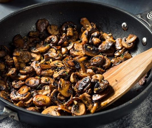 Soteleme, yemek pişirme teknikleri arasında en hızlı ve pratik yöntemlerden biridir. Soteleme yöntemi, yiyeceklerin az miktarda yağ veya yağsız olarak, yüksek sıcaklıkta hızlıca pişirilmesini ifade eder. Bu teknik, sebzeler, etler, tavuk ve deniz ürünlerinde lezzeti korumak ve doğal dokuyu muhafaza etmek için tercih edilir. Soteleme, hem ev mutfaklarında hem de profesyonel restoranlarda sıkça kullanılan bir pişirme tekniğidir. Konulu bir haber görseli.