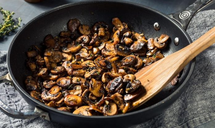 Soteleme, yemek pişirme teknikleri arasında en hızlı ve pratik yöntemlerden biridir. Soteleme yöntemi, yiyeceklerin az miktarda yağ veya yağsız olarak, yüksek sıcaklıkta hızlıca pişirilmesini ifade eder. Bu teknik, sebzeler, etler, tavuk ve deniz ürünlerinde lezzeti korumak ve doğal dokuyu muhafaza etmek için tercih edilir. Soteleme, hem ev mutfaklarında hem de profesyonel restoranlarda sıkça kullanılan bir pişirme tekniğidir. Konulu bir haber görseli.