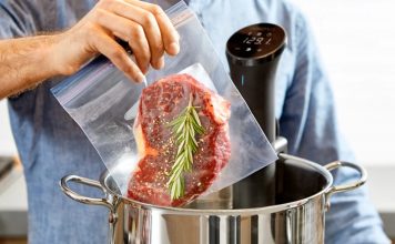 Sous Vide Yöntemiyle Yemeklerde Mükemmel Lezzet Sous vide Fransızca’da “vakum altında” anlamına gelen bir pişirme tekniğidir. Yiyecekler özel poşetlerin içine yerleştirilip vakumlanır ve ardından kontrollü bir şekilde düşük sıcaklıkta su banyosunda pişirilir. Bu yöntem 1970’li yıllarda profesyonel şefler tarafından keşfedilmiş ve zamanla restoran mutfaklarından ev mutfaklarına kadar yayılmıştır. Özellikle et, balık ve sebzelerde istenen pişirme derecesine ulaşmayı kolaylaştırdığı için tercih edilmektedir. Konulu bir haber görseli.