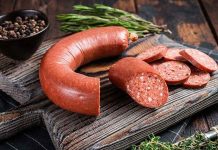 Restoranlar ve kafelerde sucuklu kahvaltı menüleri, klasik kahvaltı seçeneklerine lezzet katarak sofraları zenginleştirir. Özellikle hafta sonu kahvaltılarında sucuk, hem çocuklar hem de yetişkinler tarafından tercih edilen bir öğün haline gelmiştir.