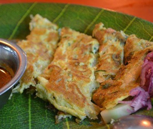 Sumatra mutfağı, Endonezya’nın ikinci büyük adası Sumatra’da yüzyıllar boyunca şekillenmiş bir gastronomi geleneğidir. Bu mutfak, ada halkının tarihsel ve kültürel mirasını yansıtan zengin tatlar sunar. Sumatra mutfağı, özellikle baharat kullanımıyla bilinir ve yemeklerde yoğun aromalar ön plandadır. Konulu bir haber görseli.