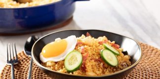 Surinam mutfağı, Afrika, Hindistan, Endonezya ve Hollanda etkilerini bir araya getiren, kültürel çeşitliliği ile öne çıkan bir mutfaktır. Sömürge geçmişi ve göçmen toplulukların etkisi, yemek kültürünü şekillendirmiştir. Yemekler hem günlük yaşamda hem de özel kutlamalarda kültürel bir miras olarak sofralarda yer bulur. Konulu bir haber görseli.