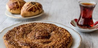 Tahinle fırın tatlısı, hem tahinin kendine has aroması hem de pişirme teknikleriyle benzersiz bir lezzet sunar.