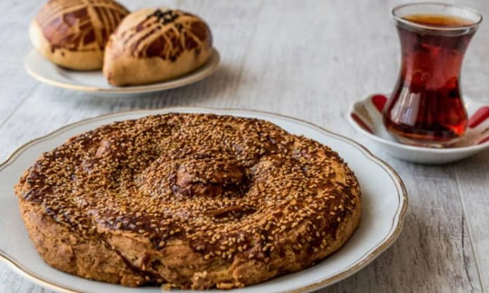 Tahinle fırın tatlısı, hem tahinin kendine has aroması hem de pişirme teknikleriyle benzersiz bir lezzet sunar.