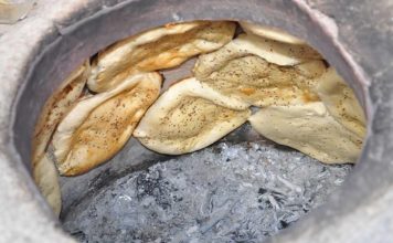 Tandır ve fırın lezzetleri, yüzyıllardır Anadolu mutfağının en köklü tatları arasında yer alıyor. Ateşin gücüyle pişen yemekler, hem damaklarda unutulmaz izler bırakıyor hem de mis gibi kokusuyla sofraları şenlendiriyor. Özellikle taş fırınlarda veya tandır ocaklarında pişen yemekler, modern mutfaklarda dahi hâlâ tercih ediliyor. Bu lezzetlerin sırrı, yavaş pişirme yöntemiyle içindeki aromayı korumasında ve etin ya da hamurun doğal tadını ön plana çıkarmasında yatıyor. Konulu bir haber görseli.