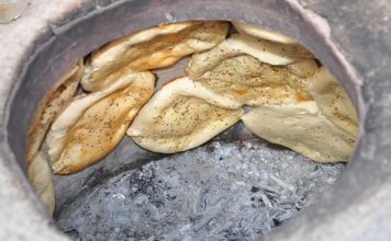 Tandırlama Lezzet Geleneğinin Yaşayan İzleri Tandırlama, Türk mutfağının en köklü ve karakteristik pişirme yöntemlerinden biridir. Asırlardır Anadolu’da uygulanan bu yöntem, yalnızca bir yemek pişirme tekniği olmanın ötesinde, toplumsal bir kültürün ve ortak yaşam biçiminin de yansımasıdır. Göçebe Türk topluluklarının Orta Asya’dan taşıdığı bu gelenek, yerleşik hayata geçildikten sonra da korunmuş ve özellikle kırsal bölgelerde vazgeçilmez hale gelmiştir. Konulu bir haber görseli.
