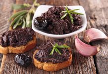 Tapenade, hem kahvaltılarda ekmek üzerine sürü