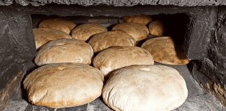 Taş fırın ekmeği, yüzyıllardır Anadolu’nun en önemli mutfak geleneklerinden biri olarak bilinir. Bu ekmek türü, özellikle köy ve kasabalarda taş veya toprak fırınlarda pişirilerek sofralara gelir. Tarih boyunca taş fırın ekmeği, hem günlük beslenmenin hem de özel günlerin vazgeçilmez bir parçası olmuştur. Konulu bir haber görseli.